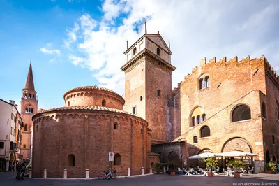 Mantua, Italy - February 28, 2023: View of the interior and dome of the  Basilica di SantAndrea, in Mantua (Mantova), Lombardy, Northern Italy Stock  Photo - Alamy