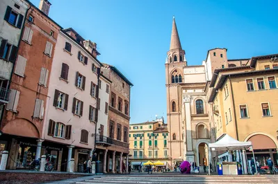 38 Favourite Street Photos from Mantua, Italy - Lola Akinmade