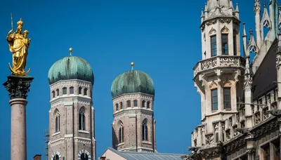 File:Ukrainian flag on Neues Rathaus, Marienplatz, Munich.jpg - Wikipedia