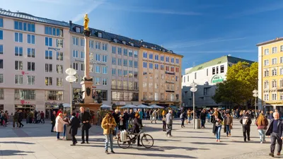 New Town Hall and crowd, Marienplatz, Munich, Germany Stock Photo - Alamy