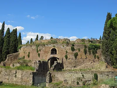 Римский мавзолей — новое место паломничества туристов