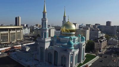 Мигранты вышли молиться на улицы Москвы и попросили о строительстве мечети  на 10 000 мест | Пикабу