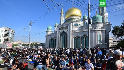 Мигранты вышли молиться на улицы Москвы и попросили о строительстве мечети  на 10 000 мест | Пикабу
