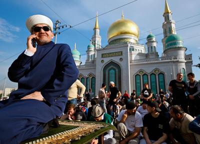 В Соборной мечети Москвы собрались тысячи верующих: кадры празднования  Ураза-байрама