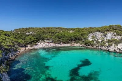 Пляж портера En Cala, Менорка, Испания Редакционное Стоковое Фото -  изображение насчитывающей красивейшее, утес: 104929508