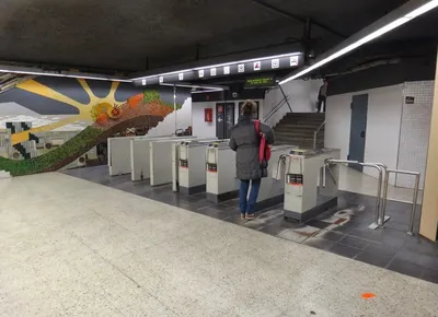Тоннель станции метро Барселоны с стопом людей усаженным и состоенным ждать  поезда подписывает внутри переднюю часть Редакционное Фотография -  изображение насчитывающей стоять, тоннель: 111254627