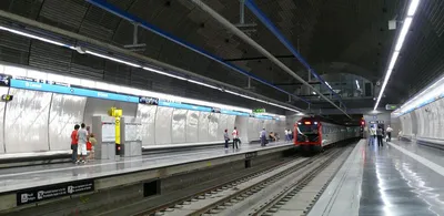 Станция метро Барселоны редакционное изображение. изображение насчитывающей  пассажир - 92250640