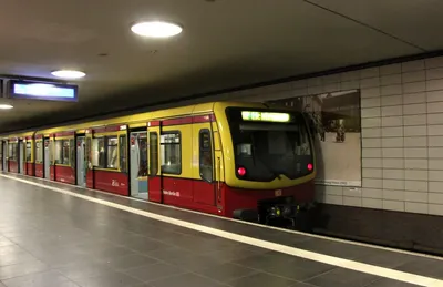 В метро Берлина, станция метро, Берлин Редакционное Фото - изображение  насчитывающей пригородный, длиной: 162230281