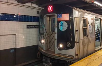 Вагон метро Нью-Йорка по образу и подобию Америки Стоковое Изображение -  изображение насчитывающей изображение, йорк: 181074059