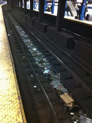 Более 20 человек пострадали в инциденте с поездом метро в Нью-Йорке -  Российская газета