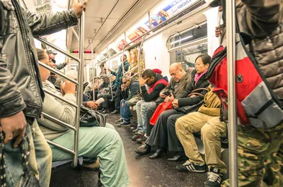 В метро Нью-Йорка сошел с рельсов поезд, десятки травмированы - BBC News  Русская служба