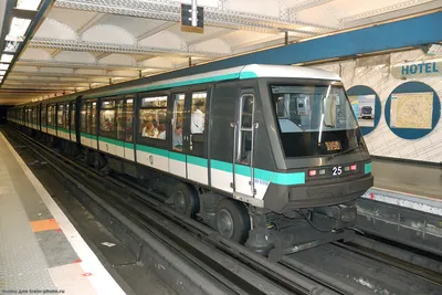 Поезд метро в Париже, Франции Редакционное Фото - изображение насчитывающей  перемещение, фура: 67512096