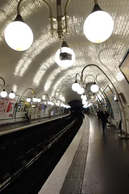 Станция метро в Париже редакционное стоковое изображение. изображение  насчитывающей метро - 83344214