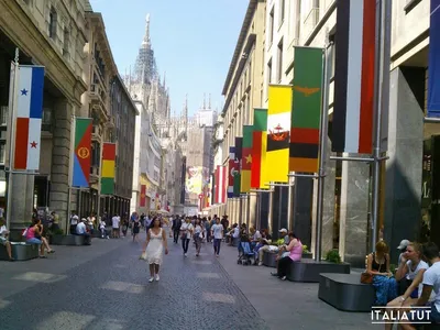 Милан, Италия через улицу Casale пешеходной с ресторанами Редакционное  Изображение - изображение насчитывающей лето, старо: 180546645