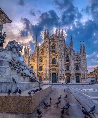 Вид на собор дуомо Di Milano внутренний на площади дуомо. Милан, Италия  Редакционное Стоковое Фото - изображение насчитывающей аркада, итальянско:  203324883