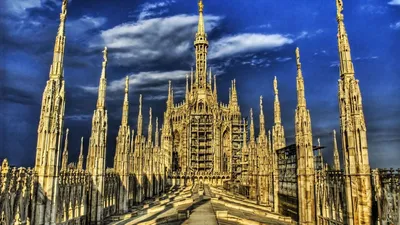Милан-Собор Дуамо / Строительство Миланского собора было начато в 1386 году  при Джан Галеаццо Висконти и завершено только в 1813 году Само место, на  котором воздвигнут Миланский собор, испокон веков наполнялось энергией