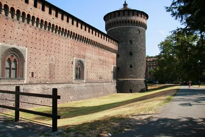 Замок Сфорца, Милан, Италия Стоковое Фото - изображение насчитывающей  королевско, замок: 156203654