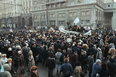 Это не мягкотелый Горбачев» 30 лет назад ветераны вышли на митинг против  Ельцина. ОМОН ответил дубинками: Общество: Россия: Lenta.ru