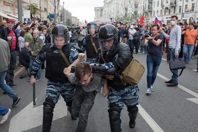 Где больше всего задержанных, у кого самая крупная уточка и что украл  Навальный. 12 июня в 10 городах России. Фотографии — Новая газета