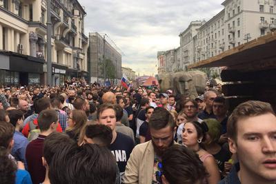 ОМОН и реконструкторы: как прошли акции сторонников Навального — РБК