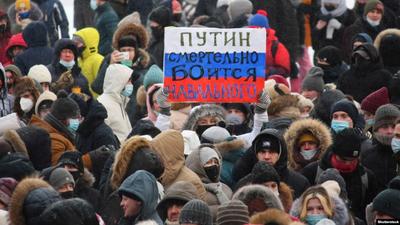 Помните плачущего Путина? А митинги на сто тысяч человек в 20-градусный  мороз? Десять лет назад улицы Москвы стали местом реальной политической  борьбы (сейчас в это сложно поверить). Вот как это было —