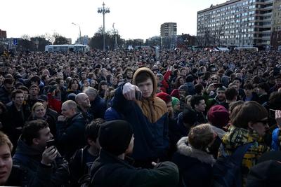 Патриотическая акция \"Своих не бросаем\" в поддержку референдумов прошла на  Манежной площади в Москве - Российская газета