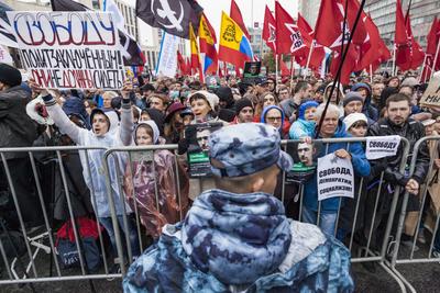 Десятки тысяч человек вышли на антивоенный митинг в Москве