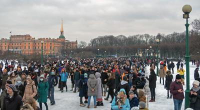 Своих не бросаем». Митинг в поддержку референдумов прошёл в центре Москвы |  Радио 1