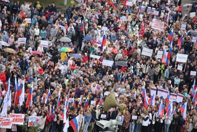 В Белграде прошел митинг в поддержку России и Донбасса | Пикабу
