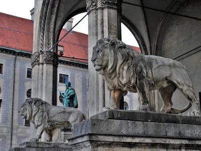Туристы в Мюнхене редакционное фото. изображение насчитывающей урбанско -  57412116