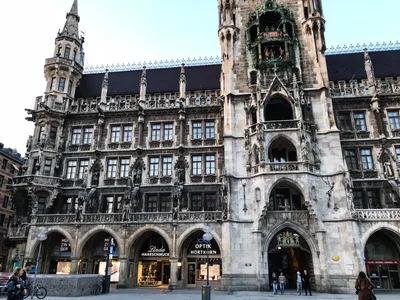 Мюнхен, Германия - 2-ое декабря 2018: Взгляд сверху проходить туристов и  пассажиров с чемоданами за стойлами с быстрым видеоматериал - Видео  насчитывающей нутряно, расписание: 136425204