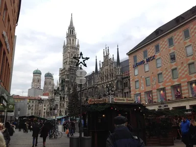 Рождественская ярмарка на Marienplatz в Мюнхене в сумраке, Германии  Редакционное Фотография - изображение насчитывающей старо, гирлянда:  121523007