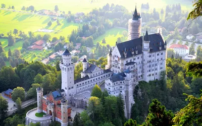 Нойшванштайн, красивый замок сказки около Мюнхена в Германии Стоковое  Изображение - изображение насчитывающей строя, цветасто: 67063863