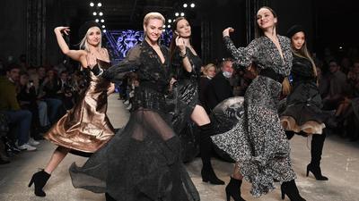 Рейтинг дня: модель Алёна Шишкова сменила причёску и прогулялась по улицам  Москвы в аляпистом платье