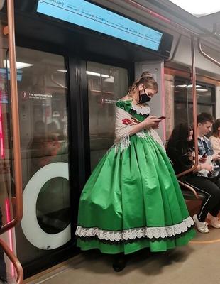 Модницы и модники метро Москвы, чьи образы заставляют улыбаться