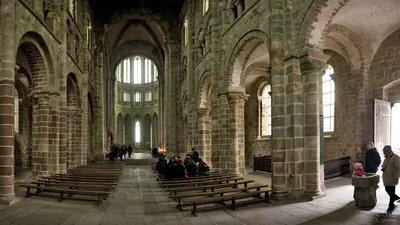 Туристы внутри монастыря Мон-Сен-Мишель