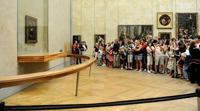 Картину \"Мона Лиза\" в Лувре измазали тортом