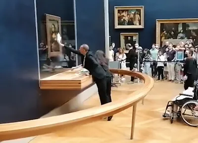 Посетитель Лувра в Париже размазал торт о картину «Мона Лиза» |  Интерфакс-Туризм