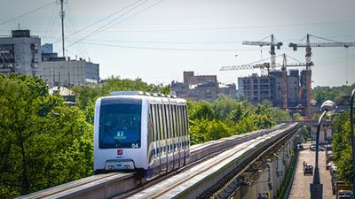 File:Moscow Monorail, Vystavochny Tsentr station (Московский монорельс,  станция Выставочный центр) (4920403219).jpg - Wikimedia Commons
