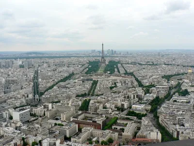 В Париже объявился очередной человек-паук: мужчина без страховки карабкался  по башне Монпарнас (видео) | 31.01.2024