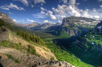 Горная Дорога - Вождение Thru Штата Монтана, США. Скалистые Горы.  Фотография, картинки, изображения и сток-фотография без роялти. Image  14701253