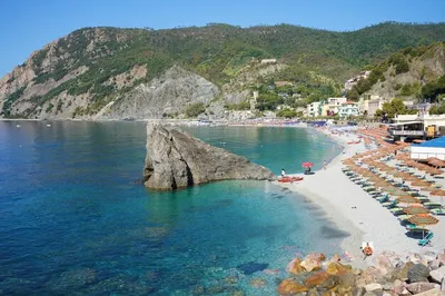 Галечный Пляж Монтероссо На Отдыхе Cinque Terre Monterosso Al Mare Галечный  Пляж Синкетерре Италия — стоковые фотографии и другие картинки Зонт - iStock