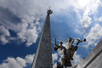 В Великом Новгороде начал разрушаться Монумент Победы
