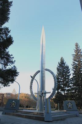 18-метровый меч Монумента Славы в Новосибирске... проржавел! - KP.RU