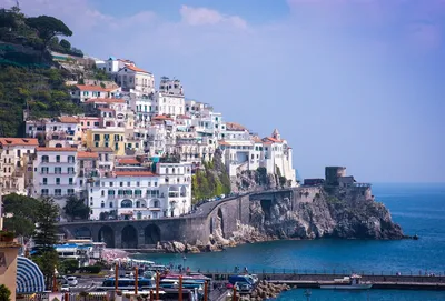 Красивый вид пляжа моря Sperlonga в Лацие, Италии Стоковое Изображение -  изображение насчитывающей город, лужок: 116951451