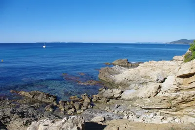 Collioure, Прибрежные Деревни На Юге Франции, Средиземное Море,  Лангедок-Руссильон, Восточные Пиренеи Фотография, картинки, изображения и  сток-фотография без роялти. Image 76392879