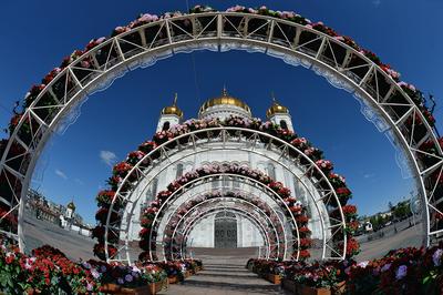 Тысячи верующих встречают в Москве мощи Николая Чудотворца - ТАСС