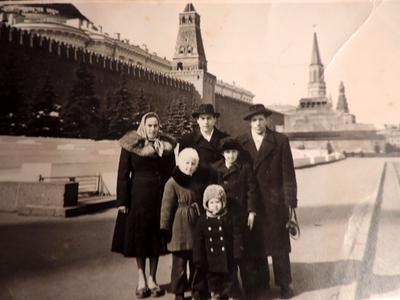 Семья томичей на Красной площади, г. Москва, 1950-е / 1604.ru - Фотоархив  доцифровой эпохи