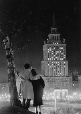 У гостиницы «Украина». Москва. 1950 год. | Пикабу