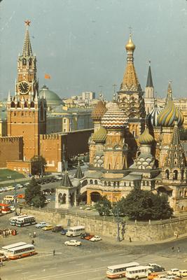 Москва 1980-х годов, семейная пара …» — создано в Шедевруме